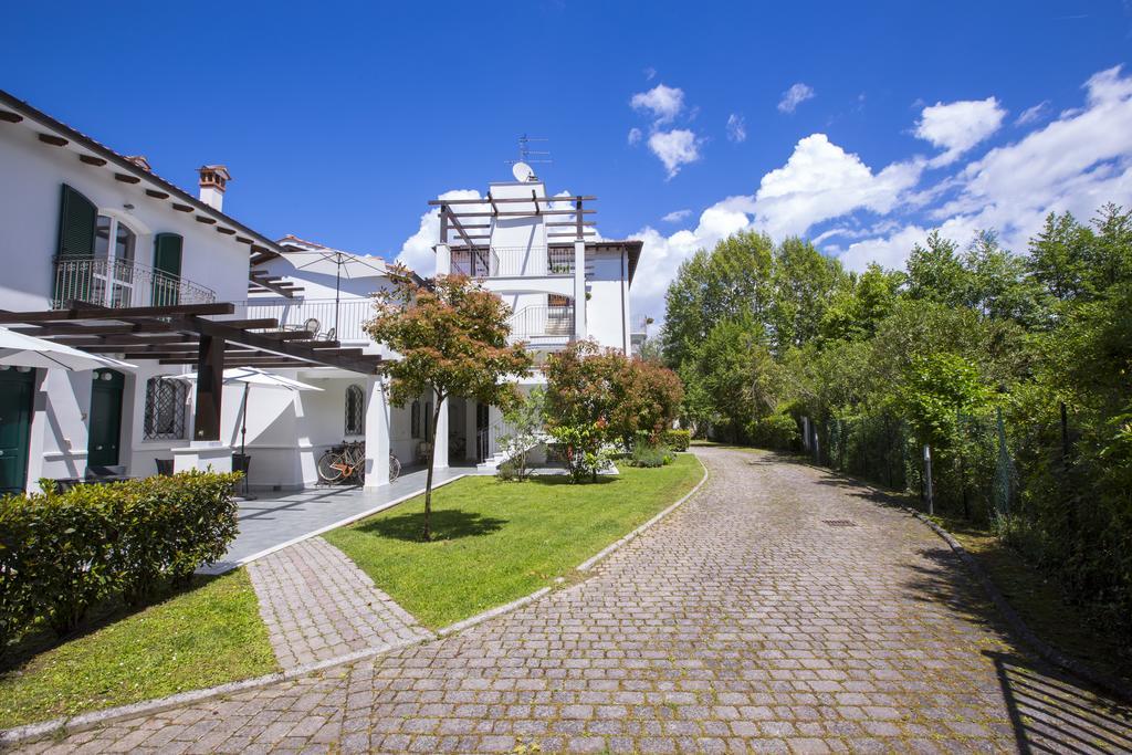 Residence Casa Bianca Marina di Massa Bagian luar foto