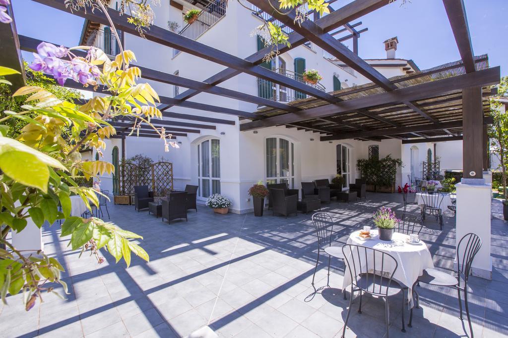 Residence Casa Bianca Marina di Massa Bagian luar foto