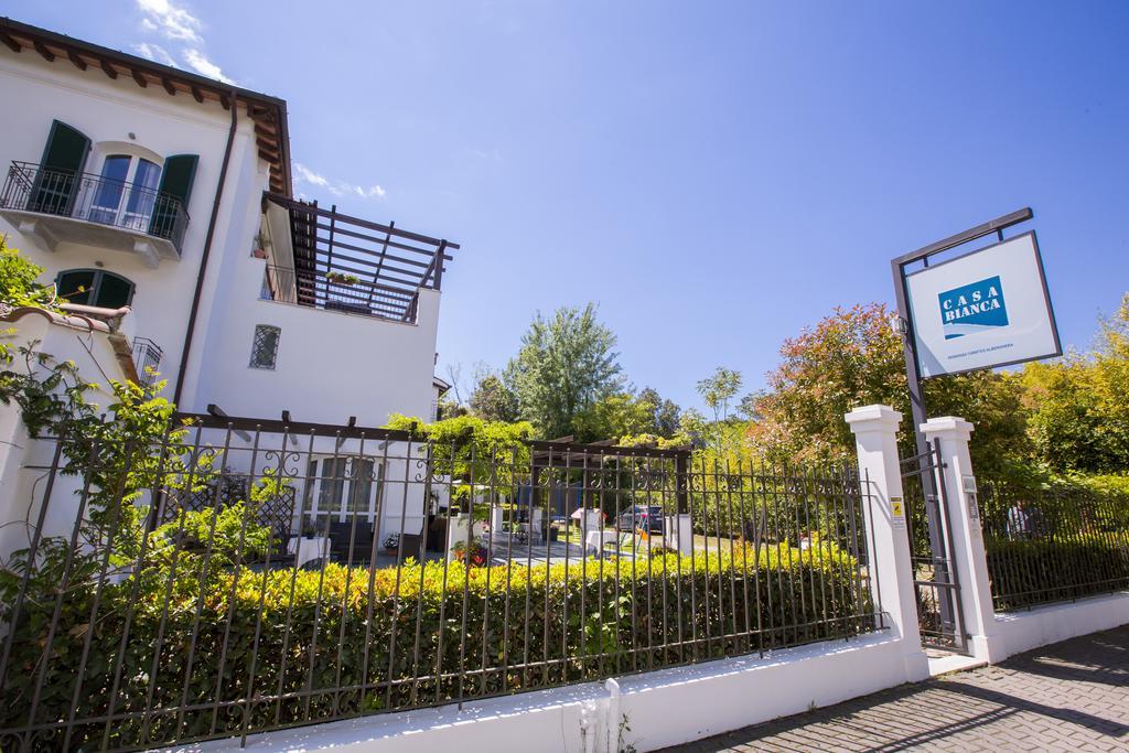 Residence Casa Bianca Marina di Massa Bagian luar foto